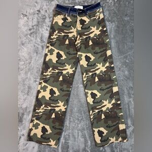 Risen Jeans Women’s Size 0/24 Green Camo Mid Rise Straight Wide Leg Jeans